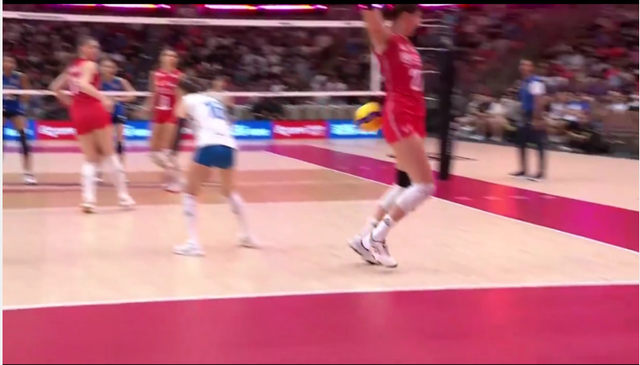 以小组头名, 球直冲后场 以小组头名, 球直冲后场